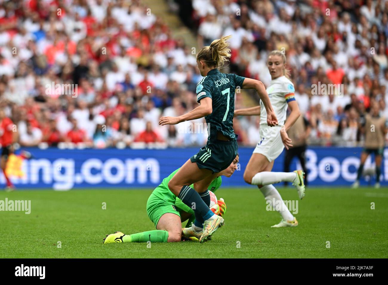 London, Großbritannien. JULI 31.. Lea Schüller aus Deutschland lässt sich am Sonntag, dem 31.. Juli 2022, im Wembley-Stadion in London beim UEFA-Europameisterschaftsspiel zwischen England und Deutschland in Mary Earps aus England einstimmen. (Kredit: Pat Scaasi | MI Nachrichten) Kredit: MI Nachrichten & Sport /Alamy Live Nachrichten Stockfoto