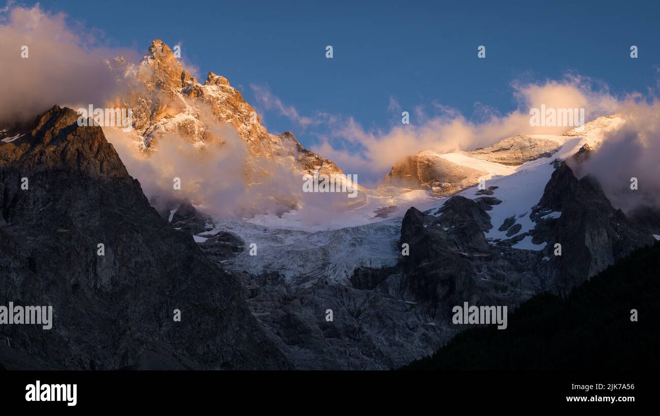 Der Gipfel des La Meije (3984 Meter) im Nationalpark des Écrins in Frankreich. Stockfoto