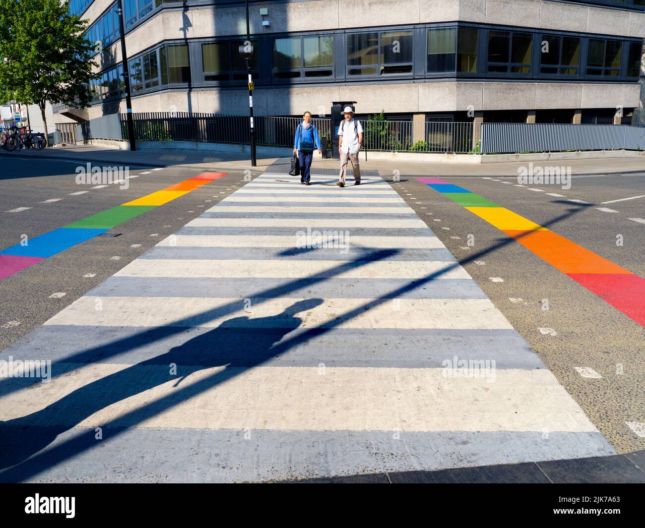 Im Rahmen der laufenden Veranstaltungen des Oxford Pride 2022 erhalten verschiedene Orte in der Stadt Regenbogenüberarbeitungen - wie diese Fußgängerüberfahrt am ju Stockfoto