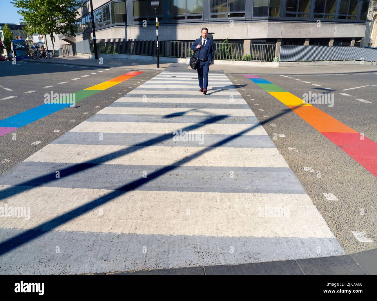 Im Rahmen der laufenden Veranstaltungen des Oxford Pride 2022 erhalten verschiedene Orte in der Stadt Regenbogenüberarbeitungen - wie diese Fußgängerüberfahrt am ju Stockfoto