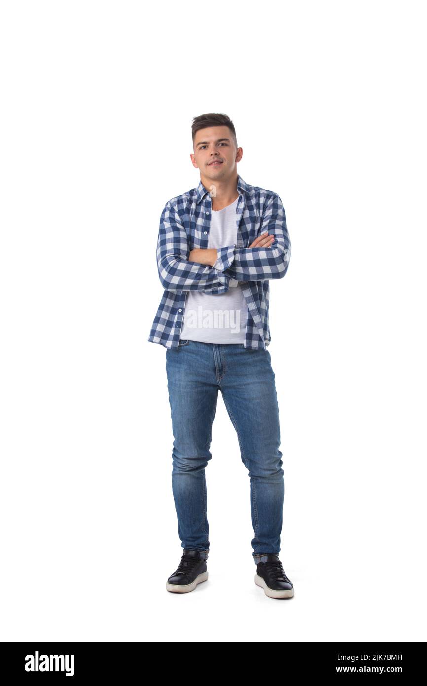 In voller Länge Porträt eines jungen Mannes stehend mit Armen gekreuzt isoliert auf weißem Hintergrund Stockfoto