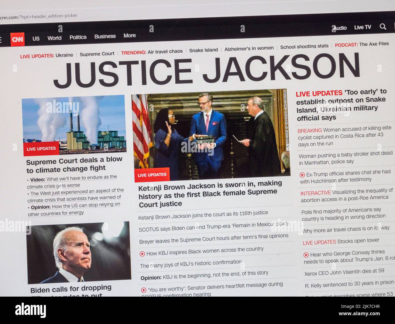 „Justice Jackson“; historischer Moment die erste schwarze weibliche Oberste Gerichtshof-Richterin wird auf der CNN-Website am 30.. Juni 2022 vereidigt. Stockfoto