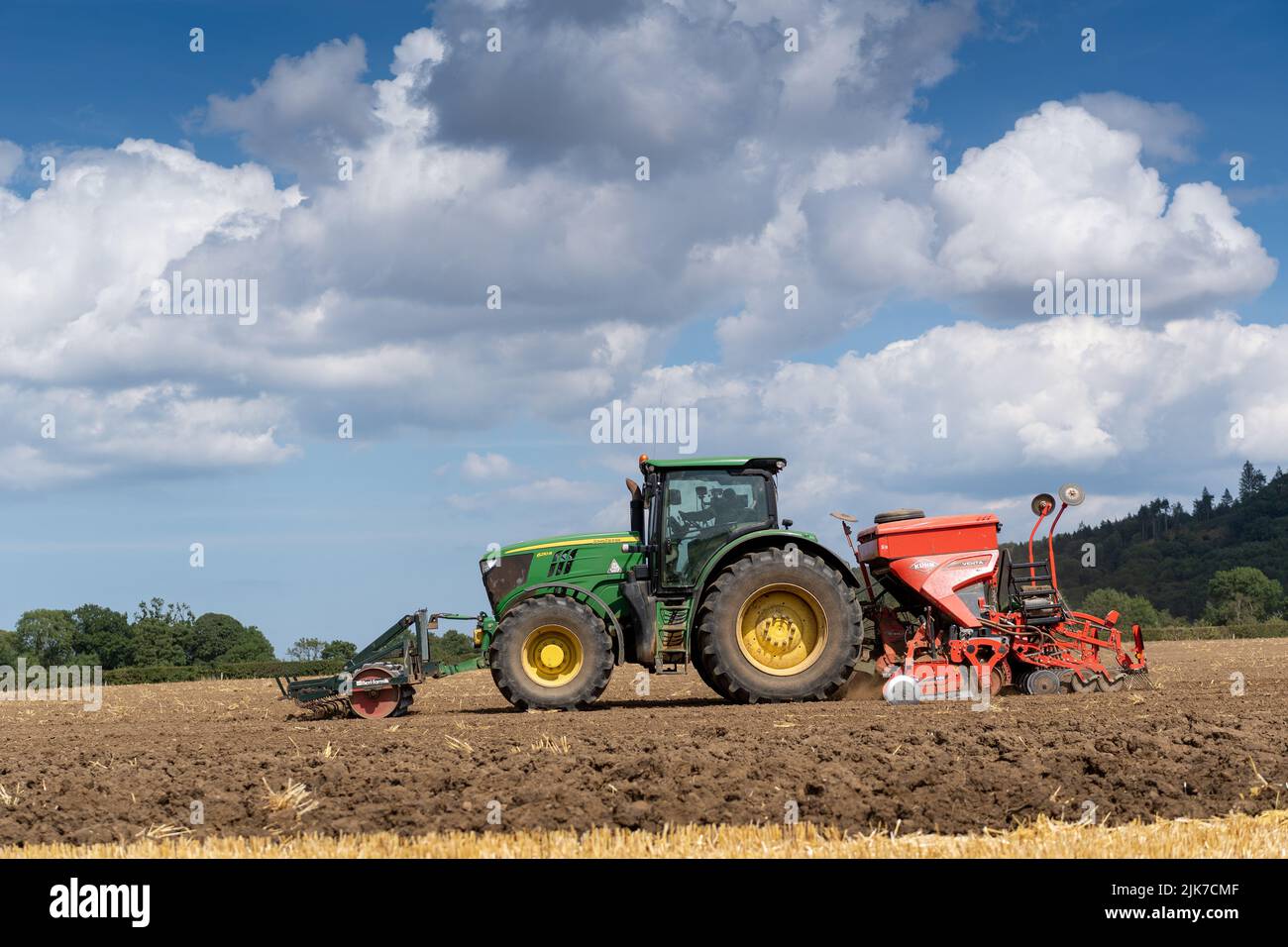 John Deere mit einer Kuhn Venta-Sämaschine, die Samen auf einem neu angebauten Saatbett anpflanzt. North Yorkshire, Großbritannien. Stockfoto