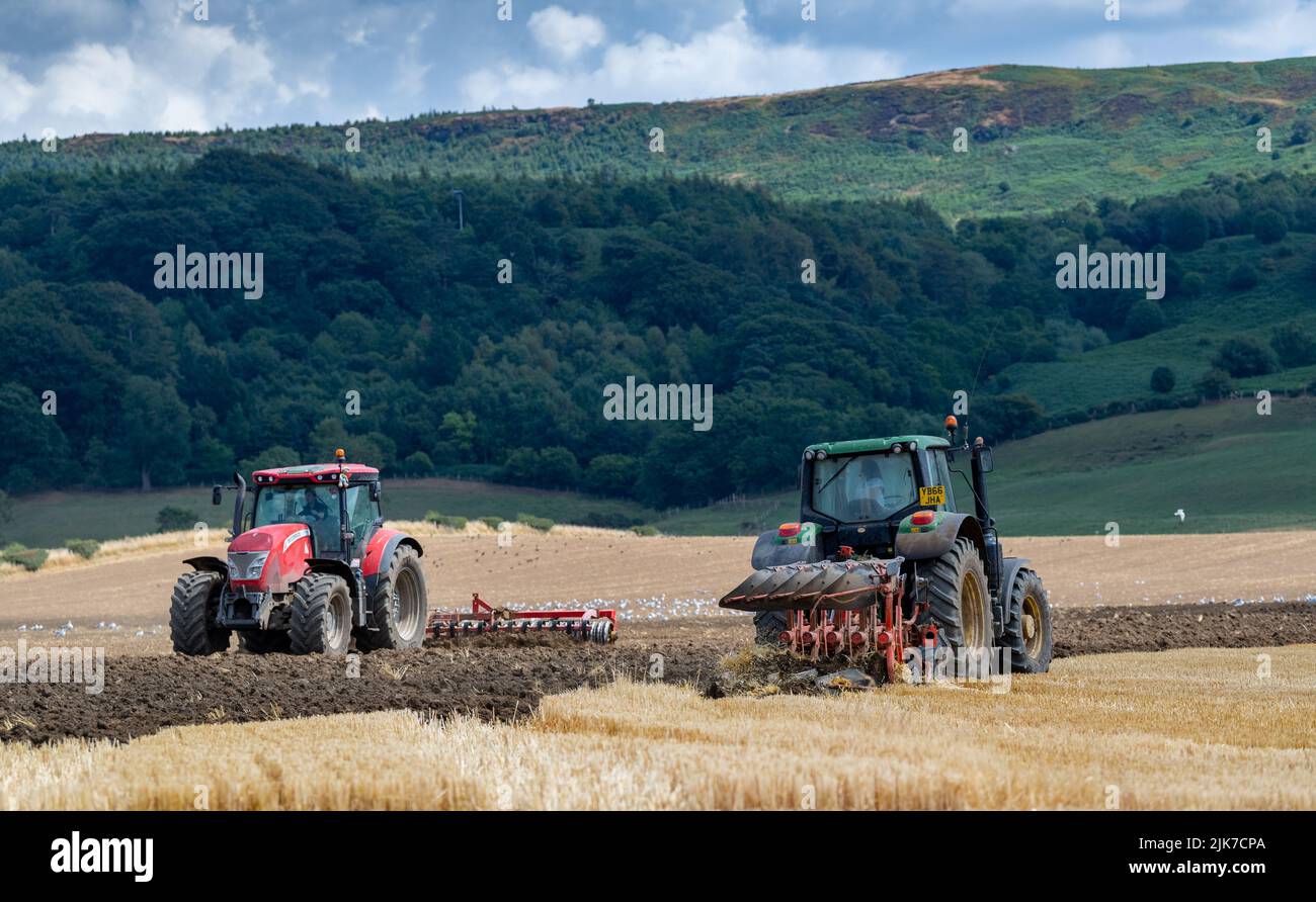 Bauern pflügen und bewirtschaften nach der Ernte ein Ackerfeld. North Yorkshire, Großbritannien. Stockfoto