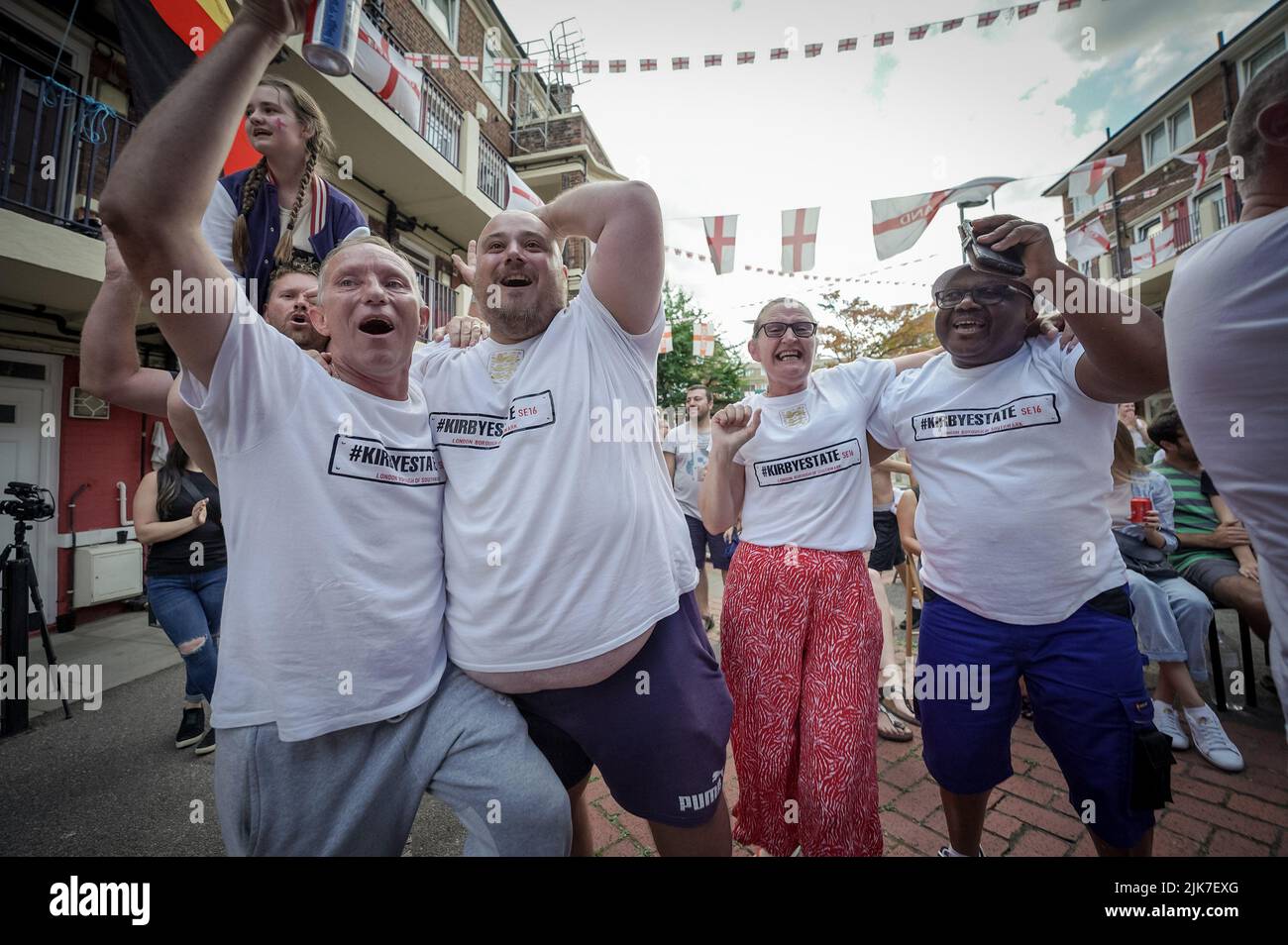 London, Großbritannien. 31.. Juli 2022. UEFA Women’s EURO 2022: Bewohner des Kirby-Landguts in Bermondsey feiern den Sieg der englischen Lionesses, nachdem sie in Wembley in der Nachzeit Deutschland 2-1 besiegt hatten. Kredit: Guy Corbishley/Alamy Live Nachrichten Stockfoto