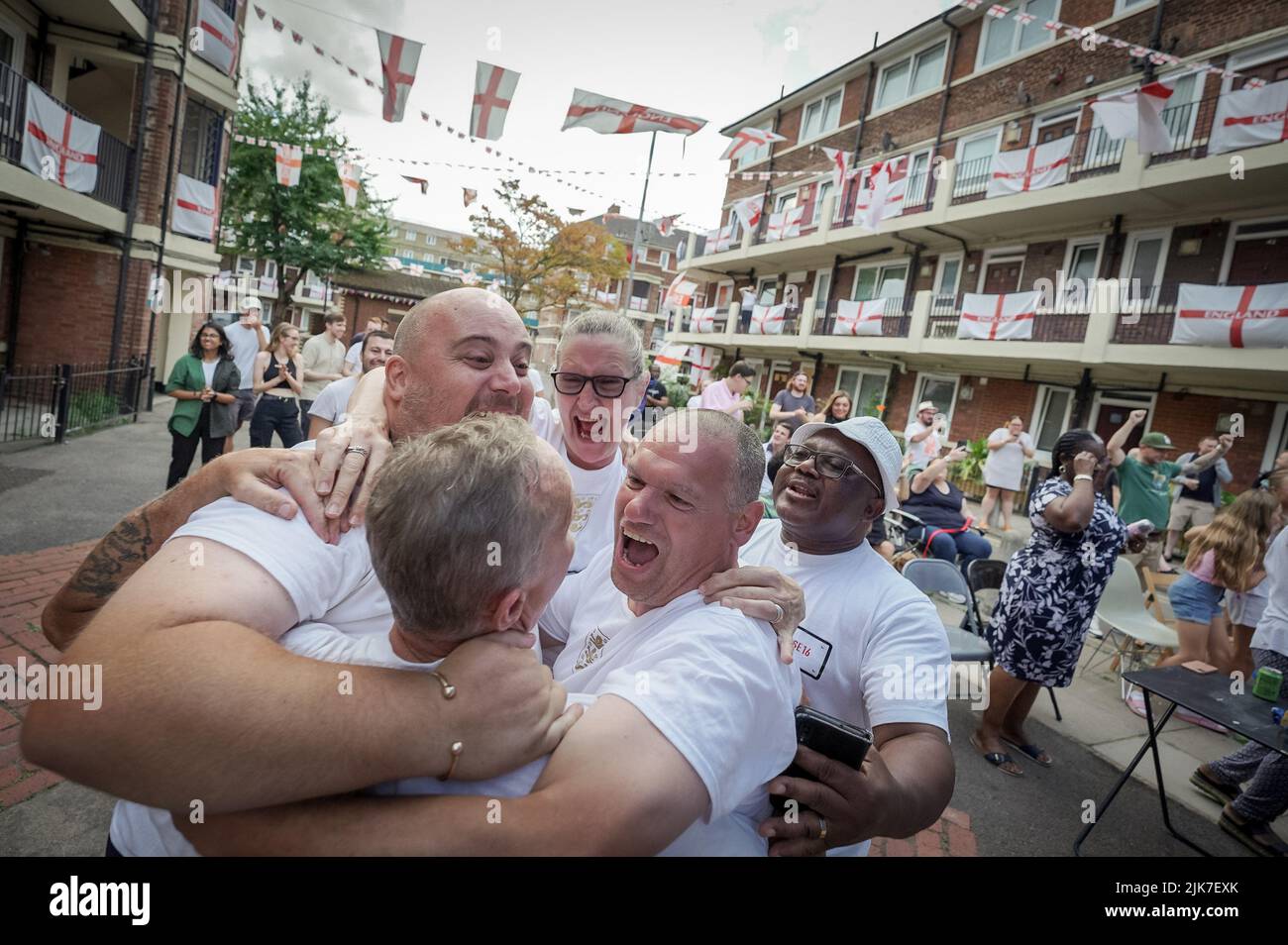 London, Großbritannien. 31.. Juli 2022. UEFA Women’s EURO 2022: Bewohner des Kirby-Landguts in Bermondsey feiern den Sieg der englischen Lionesses, nachdem sie in Wembley in der Nachzeit Deutschland 2-1 besiegt hatten. Kredit: Guy Corbishley/Alamy Live Nachrichten Stockfoto