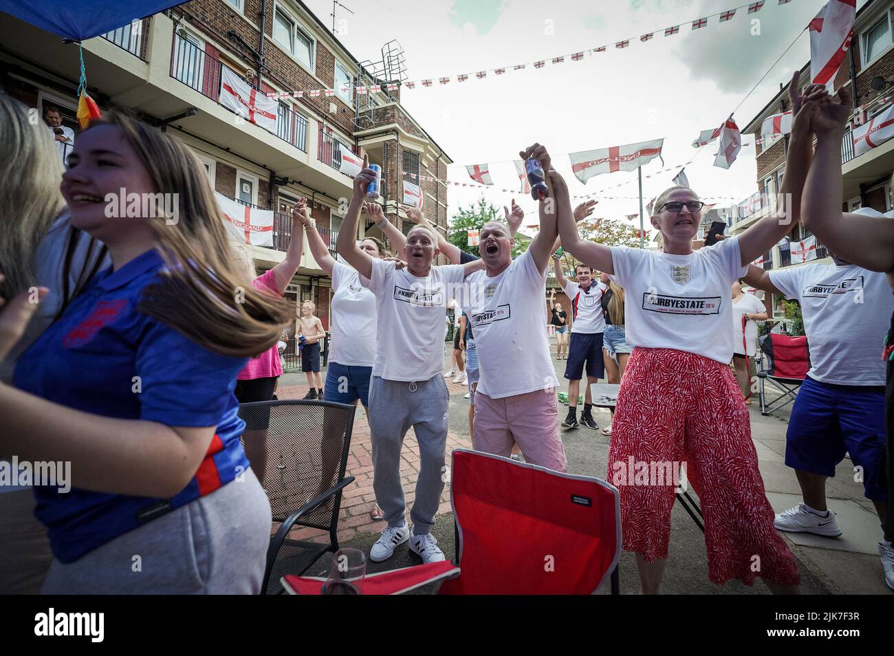 London, Großbritannien. 31.. Juli 2022. UEFA Women’s EURO 2022: Bewohner des Kirby-Landguts in Bermondsey feiern den Sieg der englischen Lionesses, nachdem sie in Wembley in der Nachzeit Deutschland 2-1 besiegt hatten. Kredit: Guy Corbishley/Alamy Live Nachrichten Stockfoto