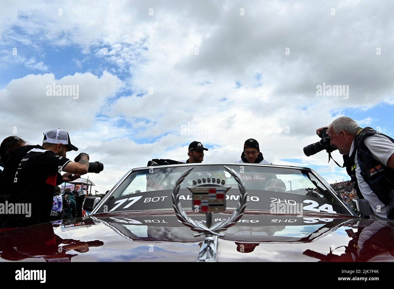 Budapest, Ungarn. 31.. Juli 2022. 31. Juli 2022, Hungaroring, Budapest, Formel 1 Grand Prix Grand Prix von Ungarn 2022, in der Bilderparade: Valtteri Bottas (FIN), Alfa Romeo F1 Team ORLEN, Guanyu Zhou (CHN), Alfa Romeo Racing ORLEN/dpa/Alamy Live News Stockfoto