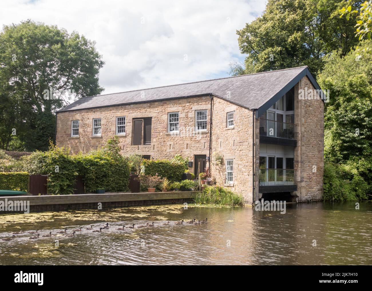 Ein Lager am Kanal, das in Häuser umgewandelt wurde, in Aldcliffe Yard, Lancaster, Lancashire, England, Großbritannien Stockfoto