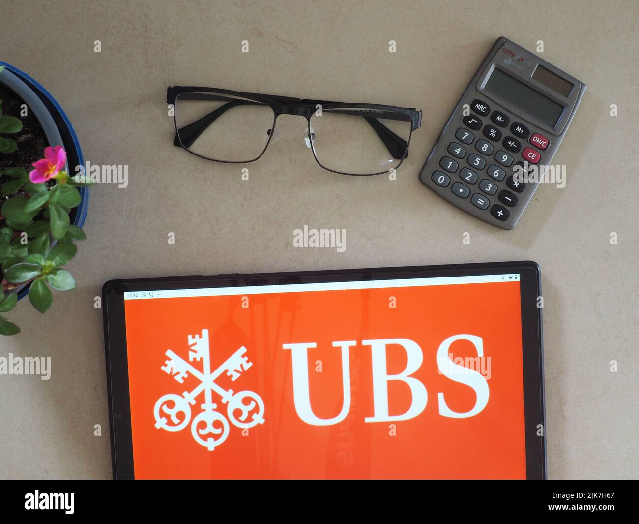 In dieser Abbildung ist das Logo der UBS Group AG auf einem Tablet zu sehen. Stockfoto