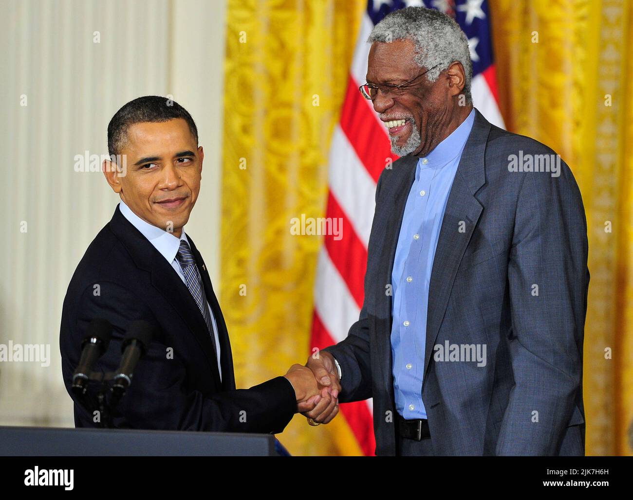 Der US-Präsident Barack Obama und die First Lady Michelle Obama überreichen die Freiheitsmedaille 2010, „die höchste zivile Ehre der Nation, die Einzelpersonen verliehen wird, die besonders verdienstvolle Beiträge zur Sicherheit oder den nationalen Interessen der Vereinigten Staaten, zum Weltfrieden, Oder zu kulturellen oder anderen bedeutenden öffentlichen oder privaten Unternehmungen“, an Basketball-Legende Bill Russell bei einer Zeremonie im East Room des Weißen Hauses in Washington, DC am Dienstag, den 15. Februar 2011. Kredit: Ron Sachs/CNP/Sipa USA Stockfoto