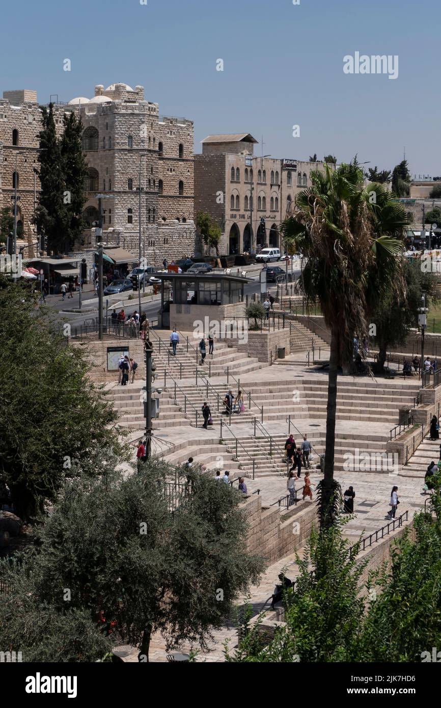 Blick hinunter auf der Suche von Damaskus Tor in Richtung Marktplatz direkt außerhalb der Mauern der alten Stadt Jerusalem Israel Stockfoto