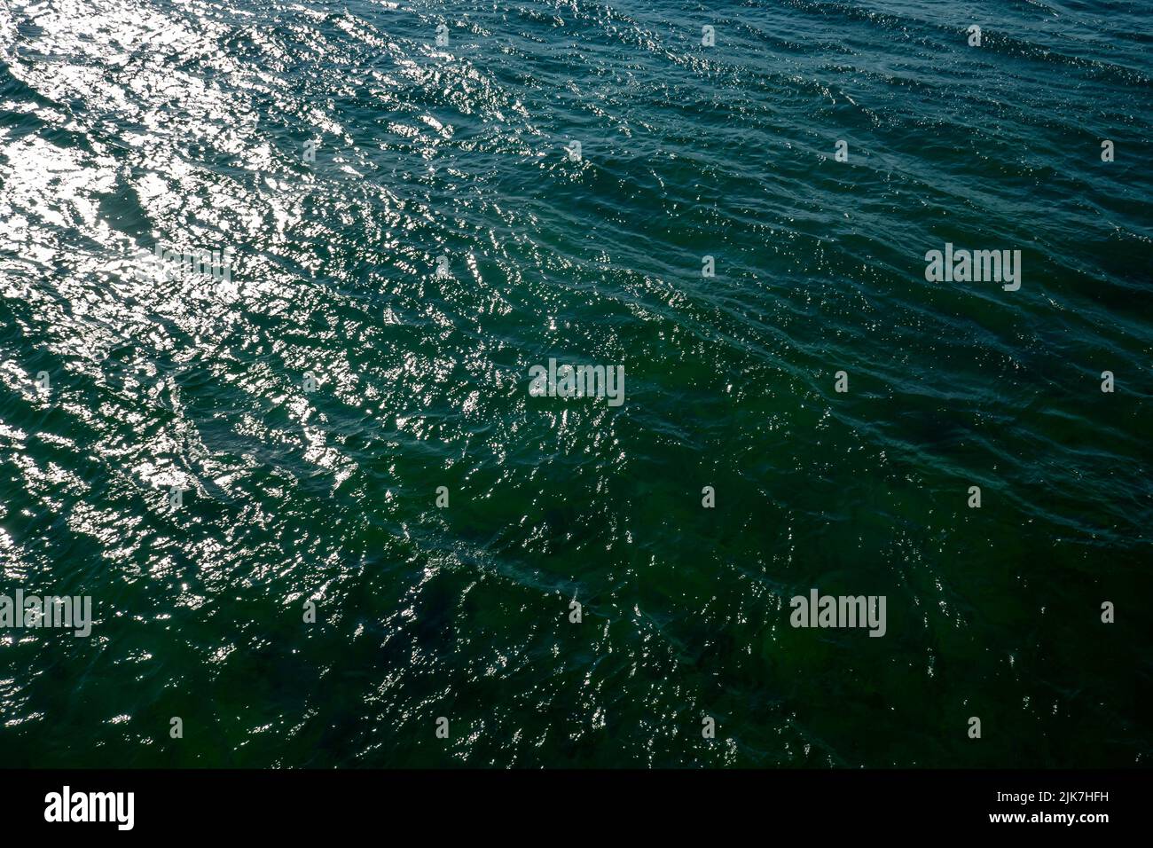 Meeresoberfläche Luftaufnahme, Meerwasser dunkelblauen Meereshintergrund. Stockfoto