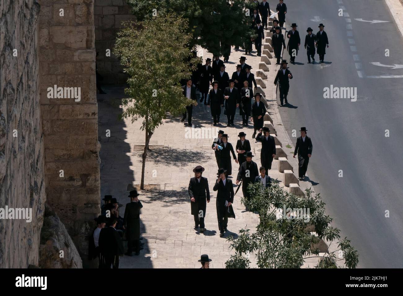 Haredi-Juden laufen entlang der Mauern der alten Stadt in Ostjerusalem Israel Stockfoto
