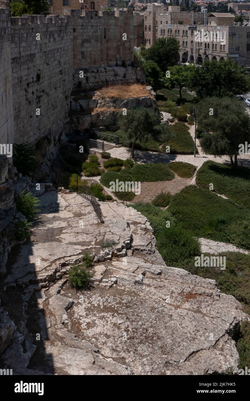 Die nördliche Osmanischen Mauern der alten Stadt zwischen Herodes's Gate und Damaskus Tor in Ost-jerusalem Israel Stockfoto