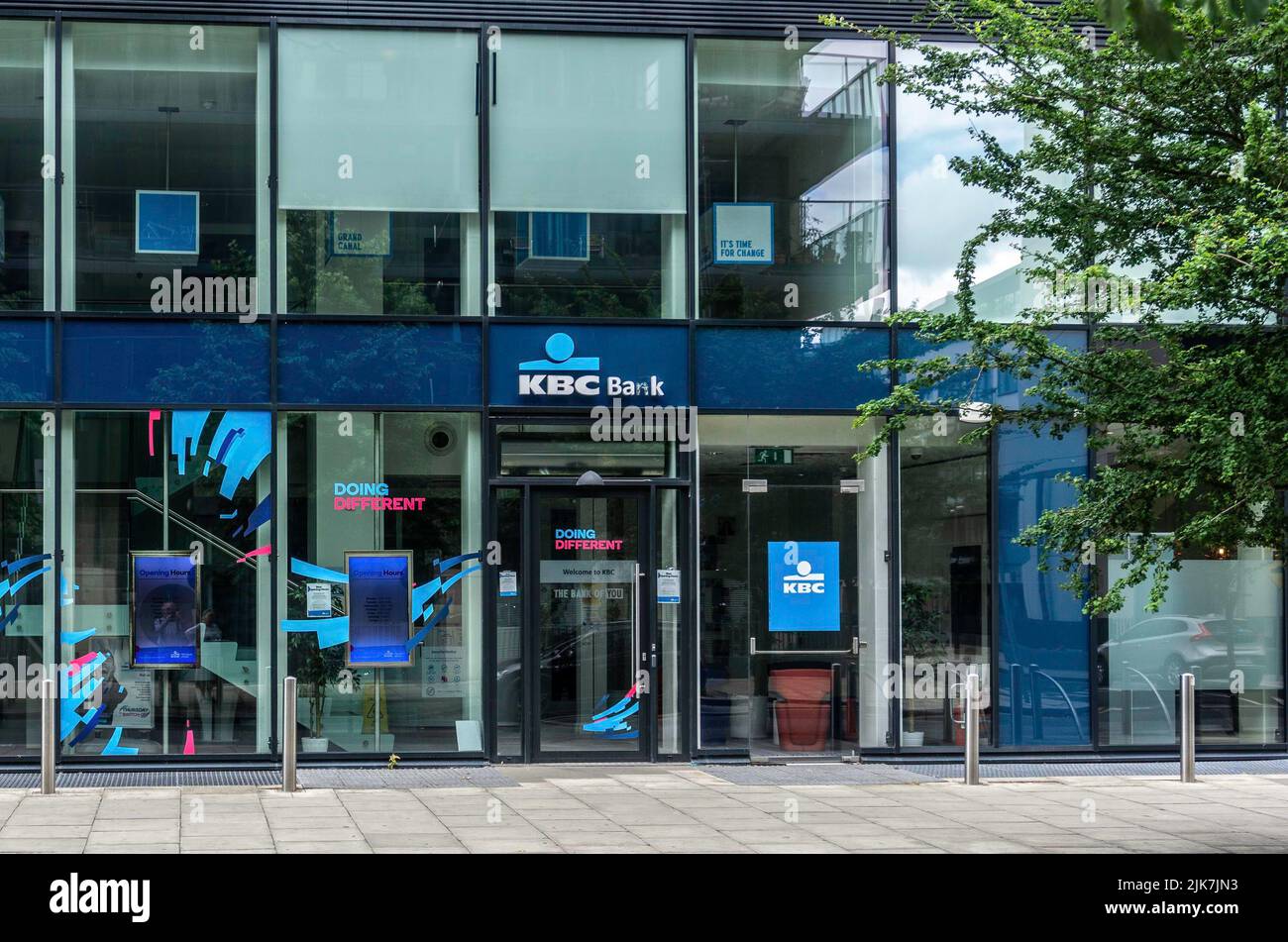 Eine Zweigstelle der KBC Bank in der Forbes Street, Grand Canal, Dublin, Irland. Die KBC hat angekündigt, dass sie den irischen Markt in Kürze verlassen werden. Stockfoto