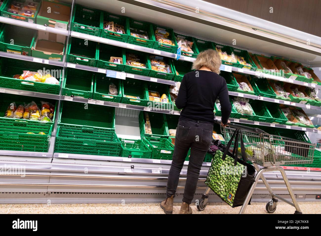 Rückansicht Rückansicht Person Shopper Shopping in Co Op Blick auf leere Supermarktregale Lebenshaltungskosten Großbritannien Großbritannien Juli 2022 KATHY DEWITT Stockfoto