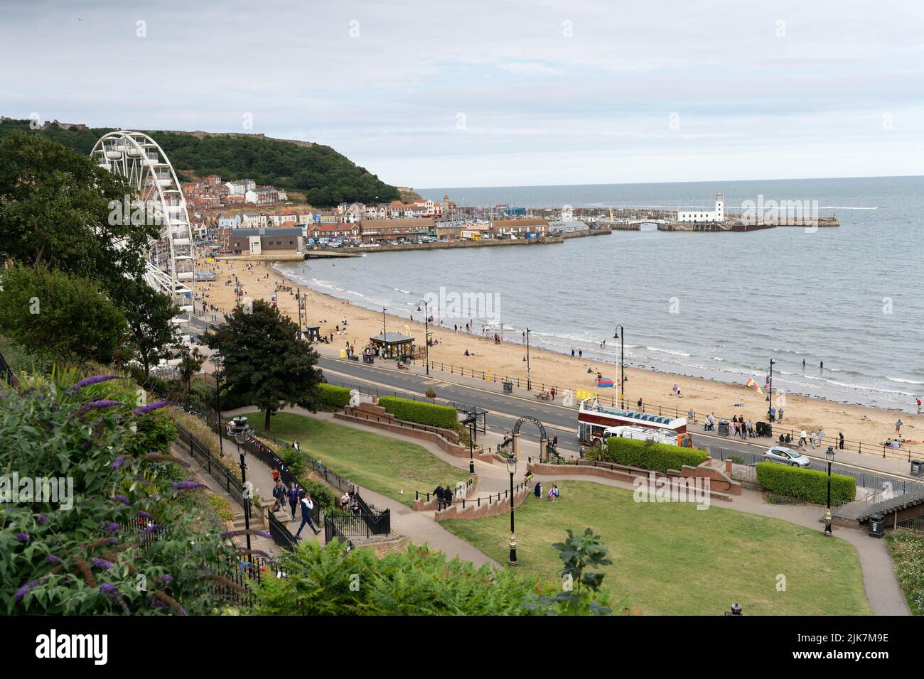 Scarborough direkt am Meer mit South Bay Beach, Hafen und Leuchtturm von Klippengärten Stockfoto