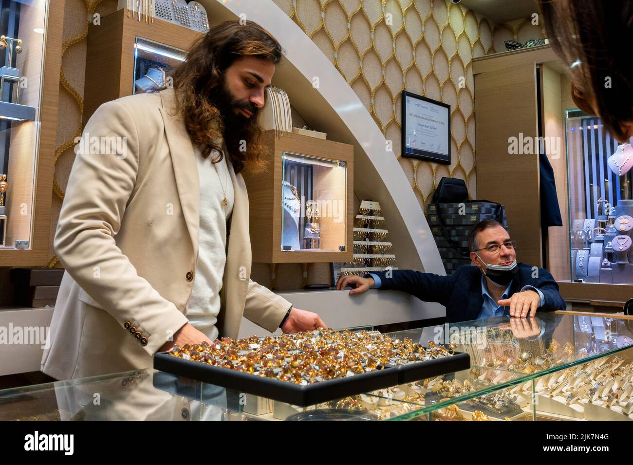 Istanbul, Türkei - 2022 Verkäufer von Juweliergeschäft aus Gold und Edelsteinen am Großen Basar Stockfoto