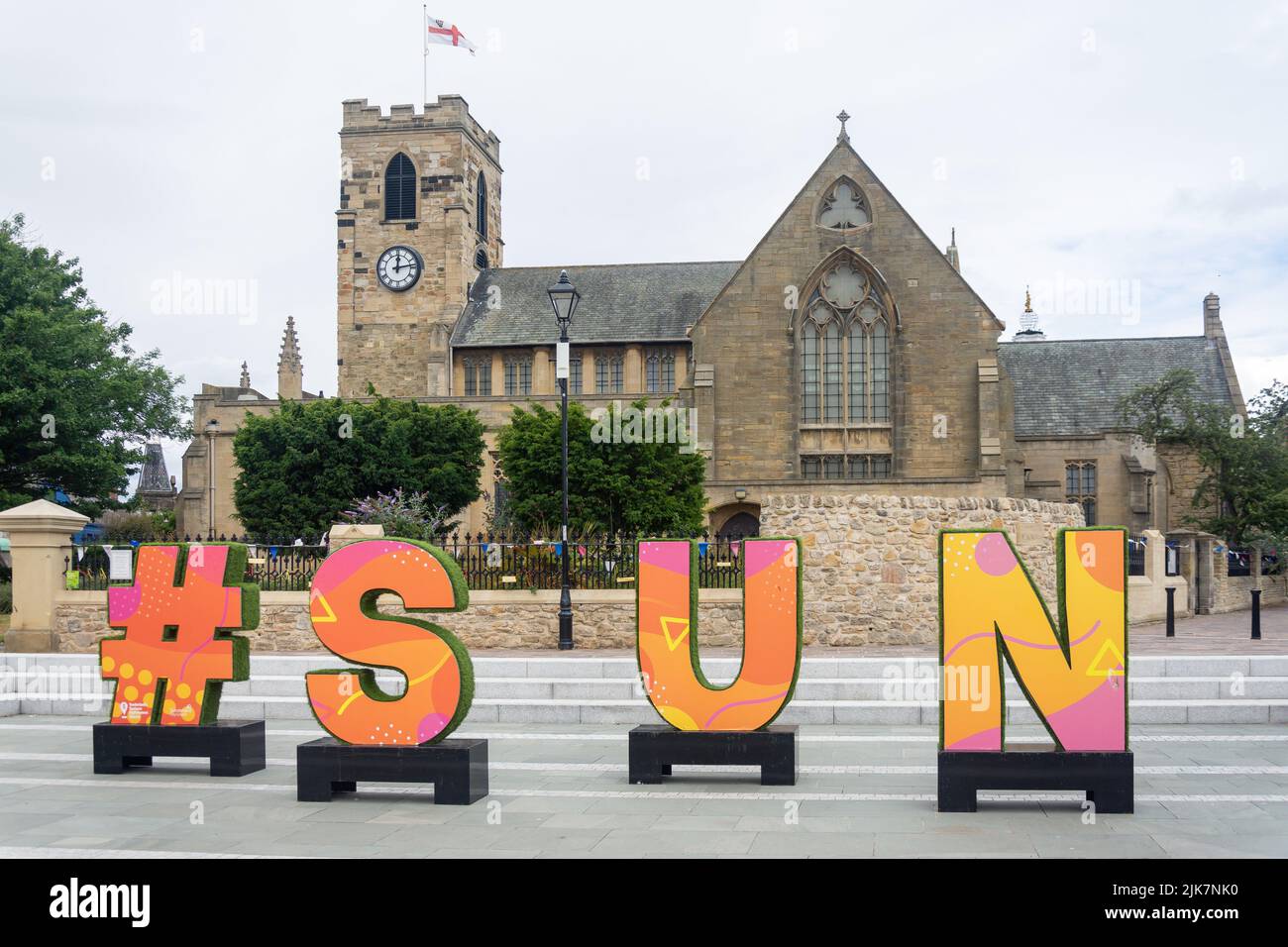 Sunderland Minster und Sunderland Hashtag Media Symbol, Town Park, City of Sunderland, Tyne and Wear, England, Vereinigtes Königreich Stockfoto