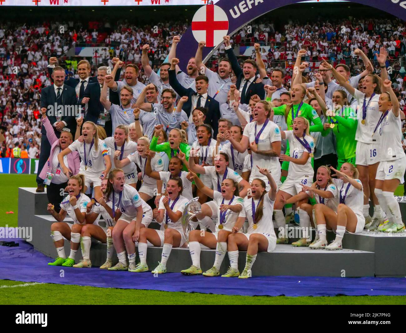 London, Großbritannien. 31.. Juli 2022. England-Fete beim Gewinn des UEFA-Fußball-EM-2022-Finalspiels zwischen England und Deutschland im Wembley-Stadion in England. (Foto: Claire Jeffrey/Sports Press Photo/C - EINE STUNDE DEADLINE - NUR FTP AKTIVIEREN, WENN BILDER WENIGER ALS EINE STUNDE ALT sind - Alamy) Quelle: SPP Sport Press Photo. /Alamy Live News Stockfoto