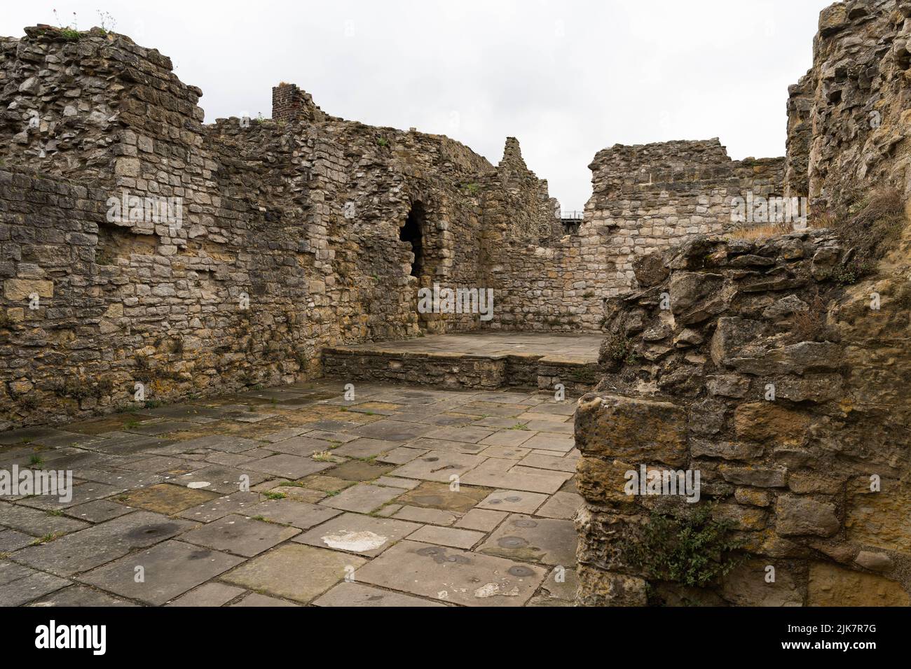 Alte Burgruinen mit Steinmauern und Innenhof an bewölktem Tag Stockfoto