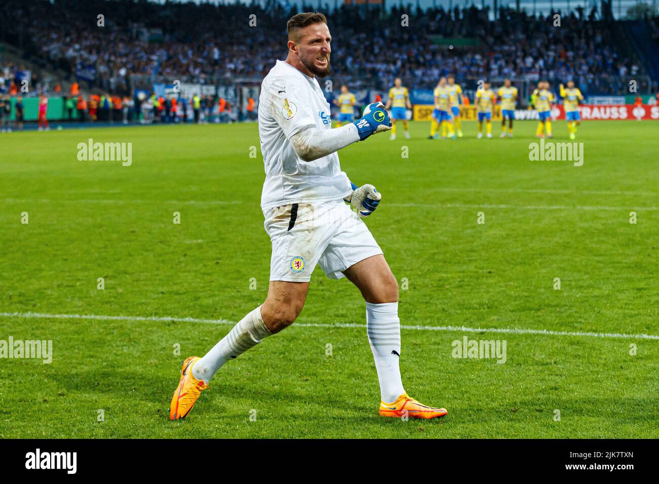 Wins, Deutschland. 23.. Juli 2022. firo : 07/31/2022, Fußball, Fußball, 1. Liga, 1. Bundesliga, Saison 2022/2023, DFB-Pokal, Eintracht Braunschweig (Braunschweig) - Hertha BSC Berlin Jasmin Fejzic (Eintracht Braunschweig (Braunschweig)) jubelt nach einer ersparten Strafe. jubilee, Credit: dpa/Alamy Live News Stockfoto