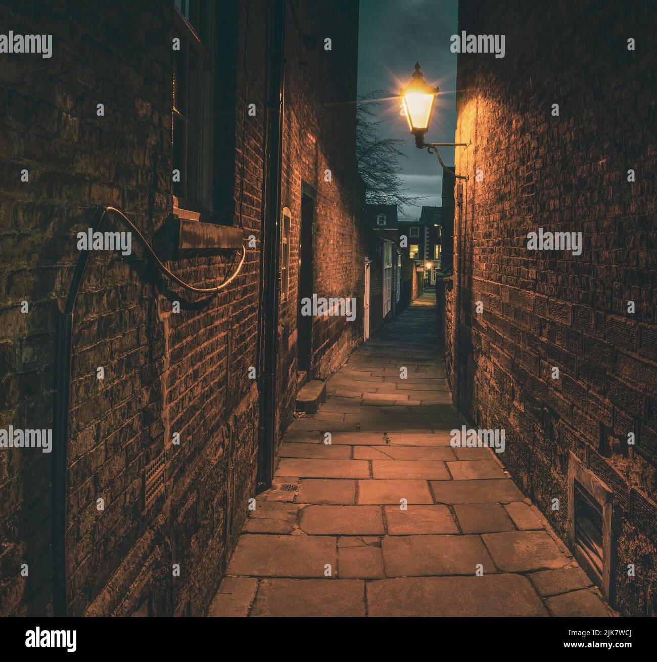 Die historische Gasse von Long Lane in der Stadt Carlisle an einem launischen Morgen. Stockfoto