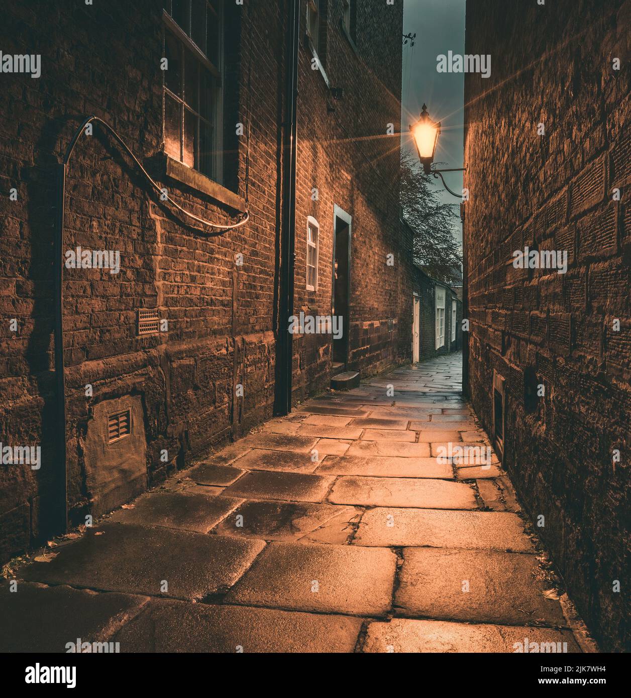 Die historische Gasse von Long Lane in der Stadt Carlisle an einem launischen Morgen. Stockfoto