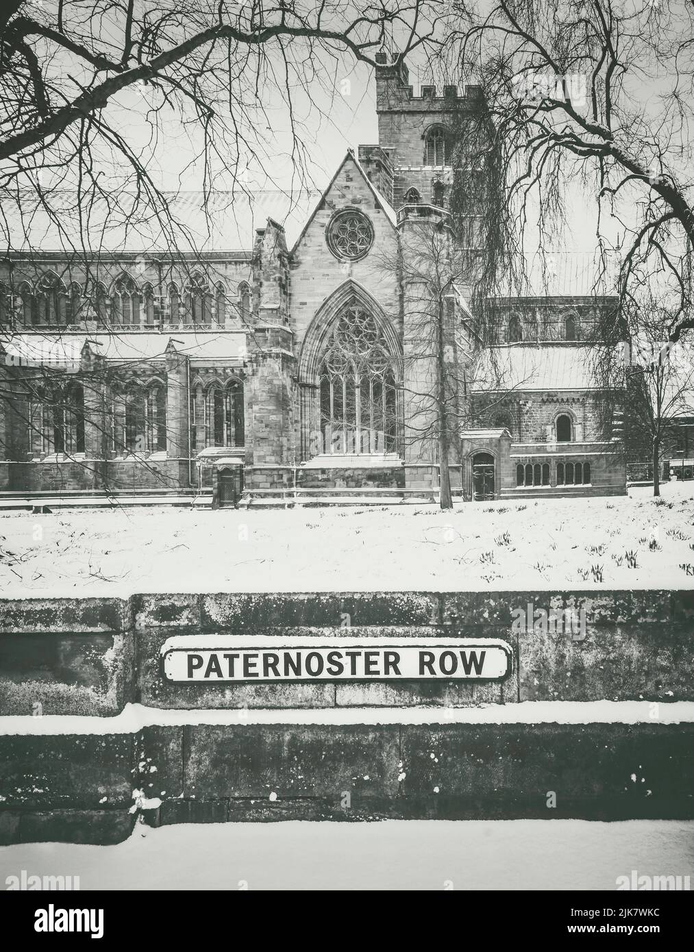 Das Tait Memorial Fenster der Kathedrale von Carlisle im Winter von der Phernoster Row aus gesehen. Stockfoto