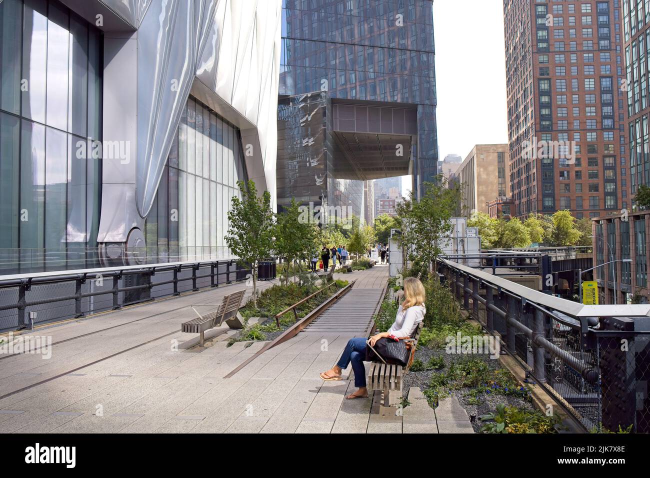 New York, NY, USA - 1. Aug 2022: Blick auf die NYC High Line an der Seite des Shed, Center for the Arts Stockfoto