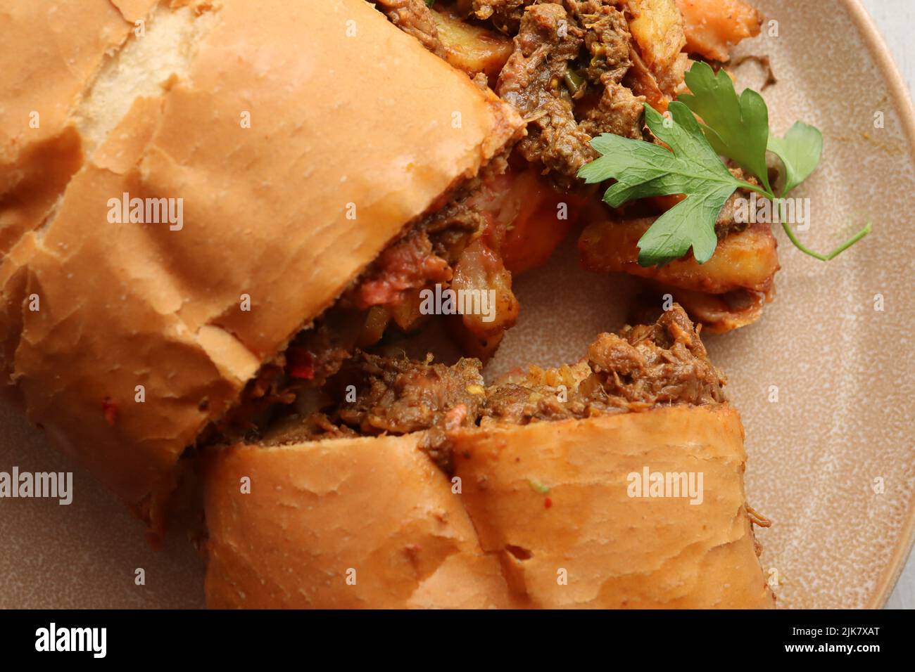Masala Steak gatsby. Brötchen gefüllt mit Pommes Frites und Masala Steak Stockfoto