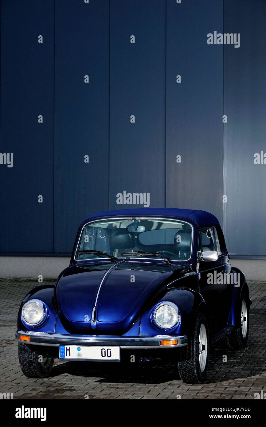 Volkswagen Beetle, Auto-Klassiker, VW Beetle, Retro, glänzend, Geschwindigkeit, Lenkung, Straße, Stil, Transport, Transport, Fahrzeug, Retro-Vibes, Stockfoto