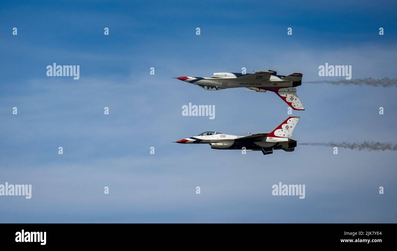 Die US Air Force Air Demonstration Squadron „Thunderbirds“ treten während der Arctic Thunder Open House auf der Joint Base Elmendorf-Richardson, Alaska, am 29. Juli 2022 auf. Die Thunderbirds sollen in diesem Jahr fast 70 Flugshows an fast drei Dutzend verschiedenen Orten durchführen. (USA Luftwaffe Foto von Senior Airman Jordan Smith) Stockfoto