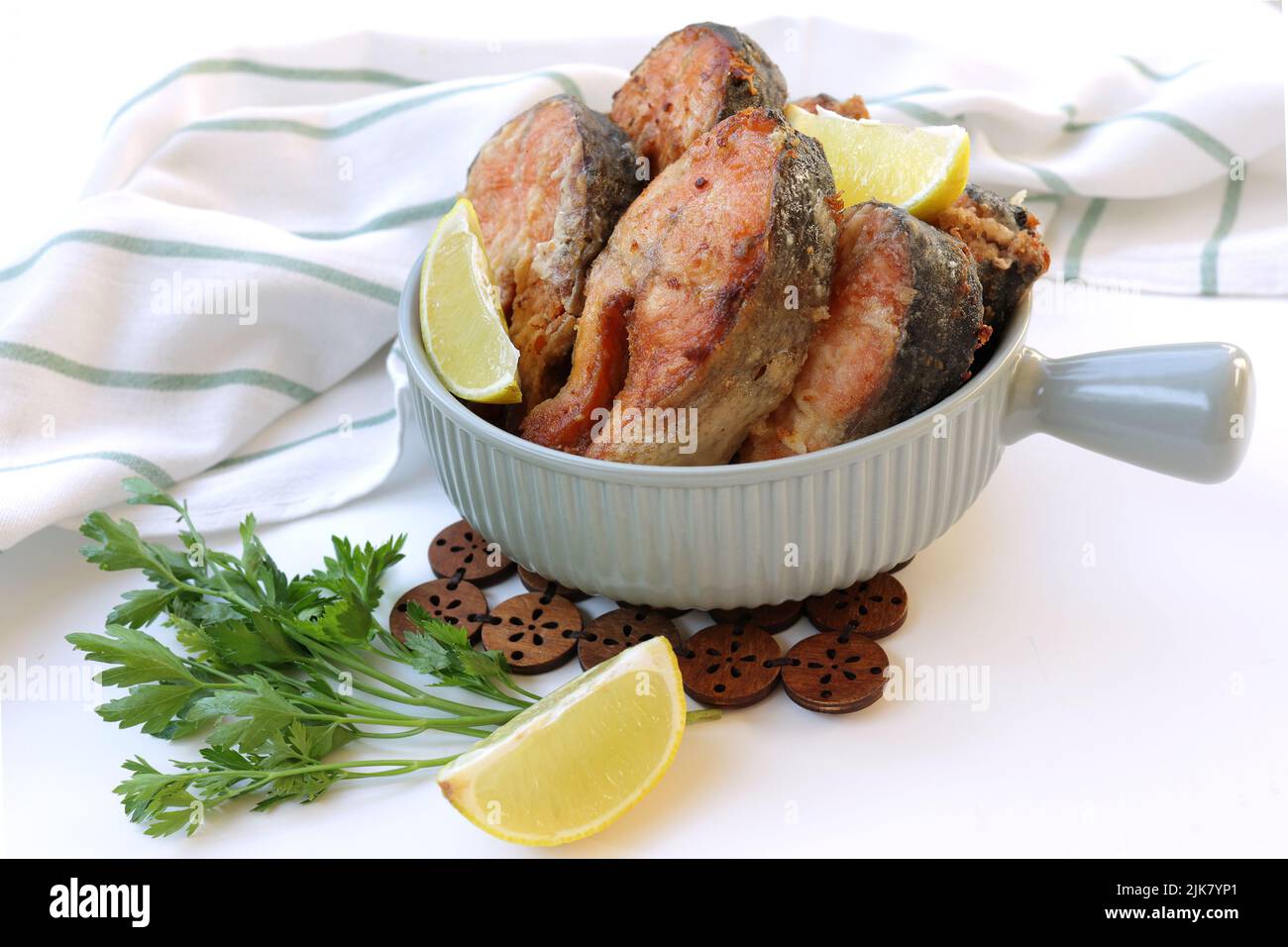 Frittierter roter Fisch mit einer köstlichen Kruste. Gebratener Fisch Snacks in einer Pfanne. In kochendem Öl gebratener Keta-Fisch. Stockfoto