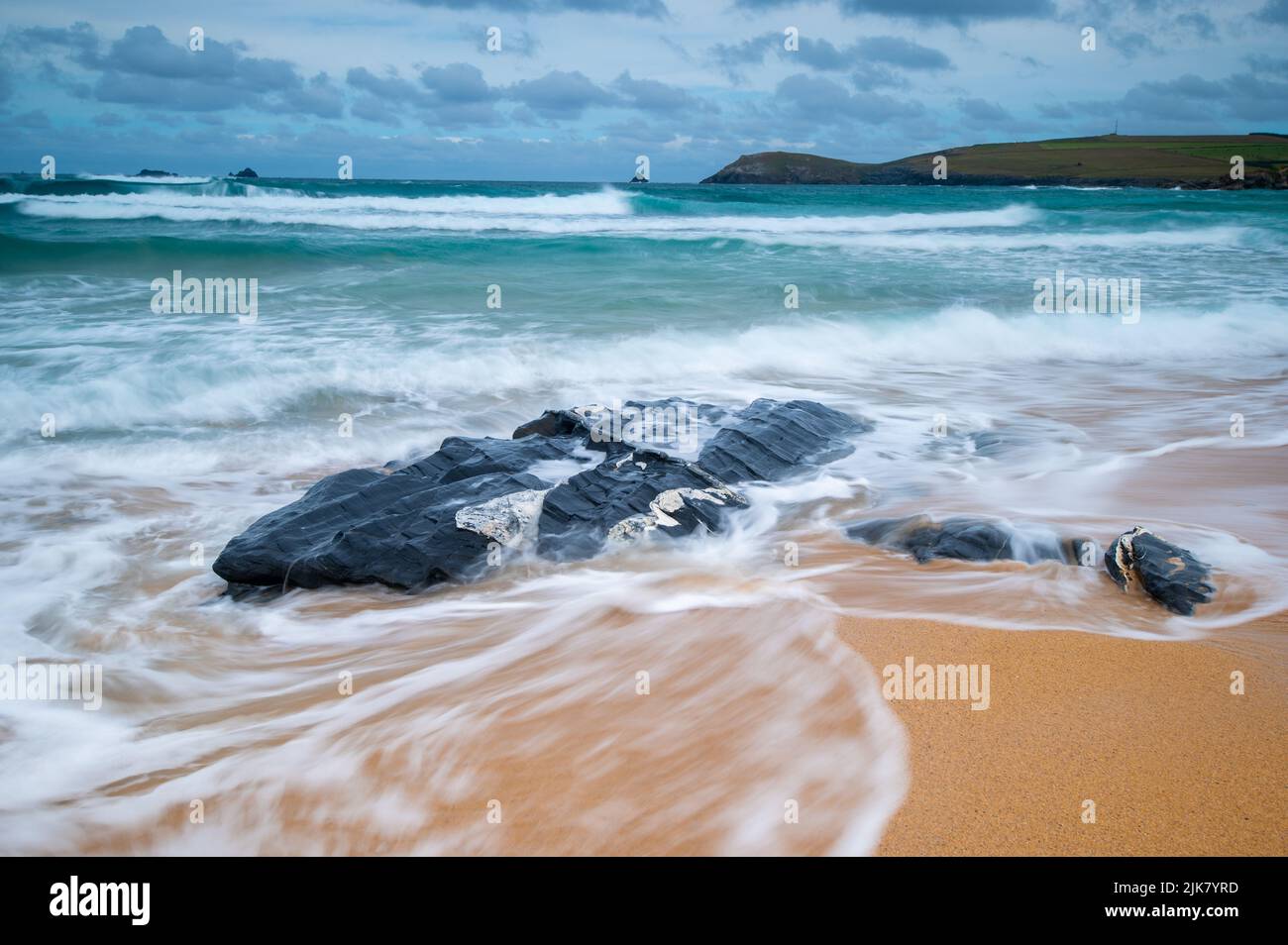 Ein Meereslandschaft-Foto von Constantine Bay, Cornwall, Großbritannien, zeigt Trevose Headland im Hintergrund. Stockfoto