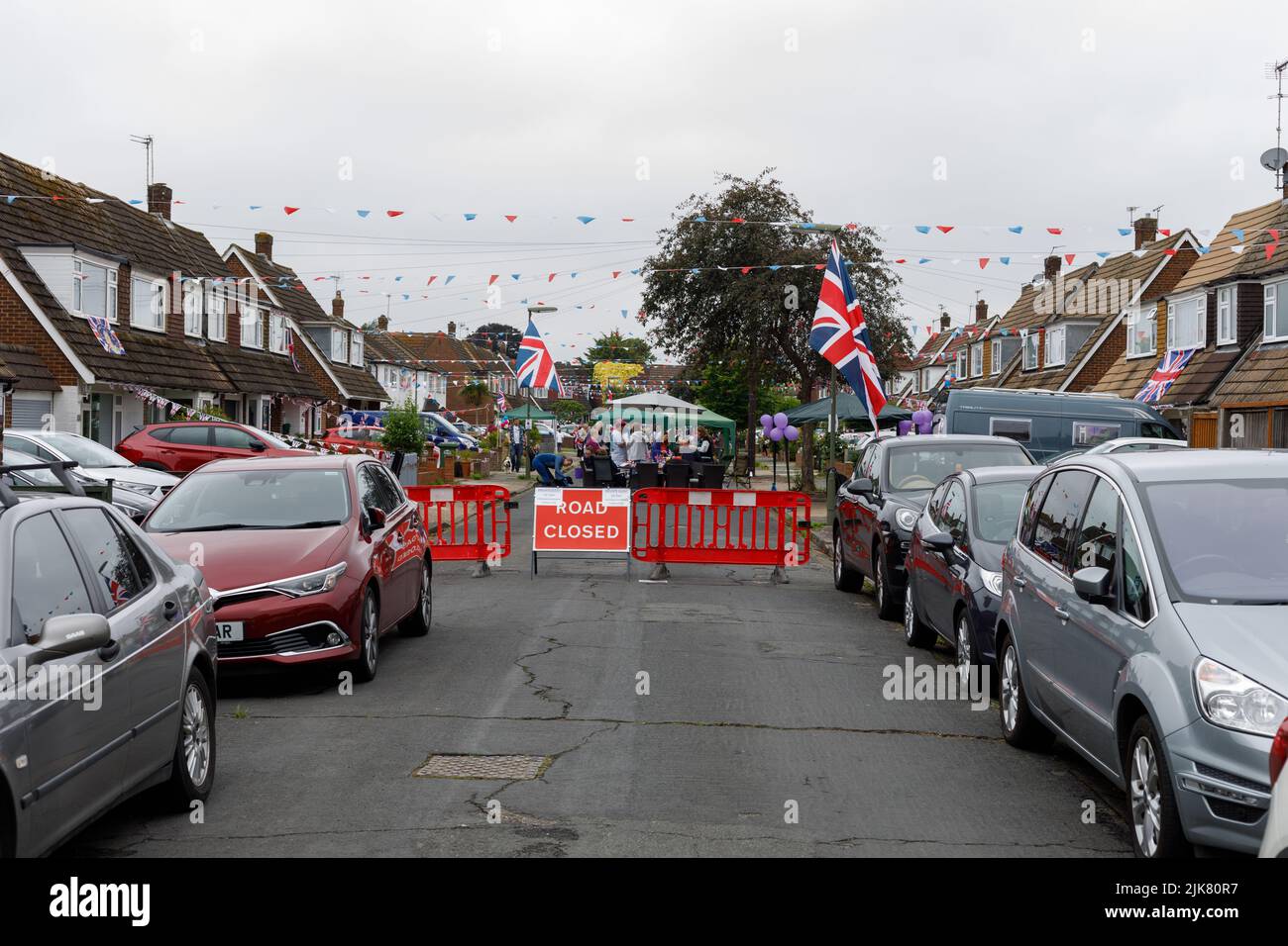 Die Straße ist für Menschen gesperrt, die in einer englischen Vorstadtstraße leben, um das Platin-Jubiläum von Königin Elizabeth mit einer Straßenparty zu feiern Stockfoto