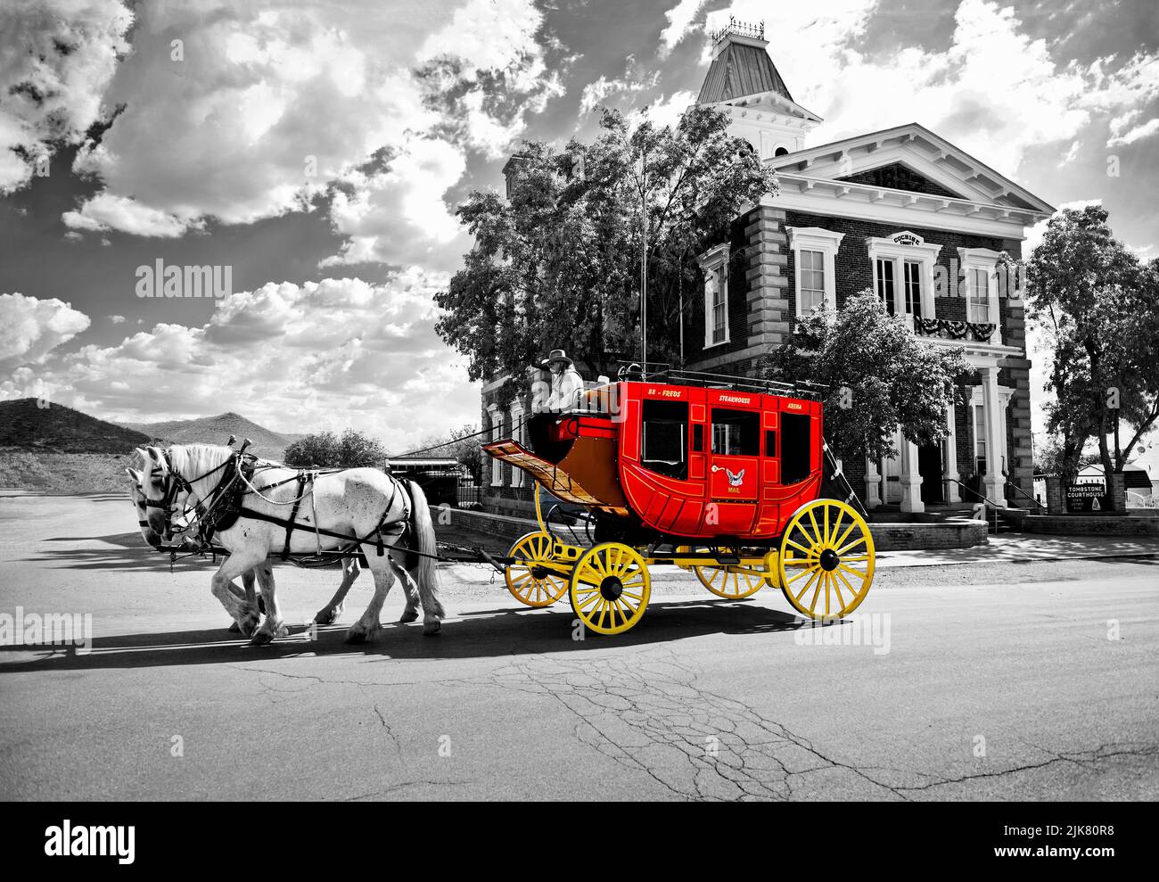 Stage Coach vor dem Cochise County Courthouse in Tombstone Arizona. Schwarz und Weiß mit ein wenig Farbe zurückgebracht. Stockfoto