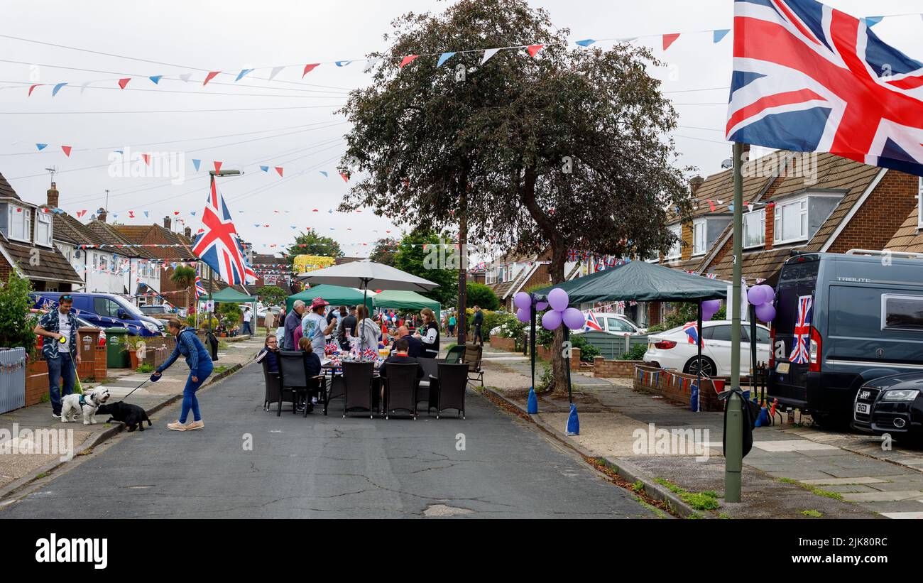 Straßenfest. Menschen, die in einer englischen Vorstadtstraße in der Nähe von London leben, feiern das Platin-Jubiläum von Queen Elizabeth mit einer Straßenparty Stockfoto