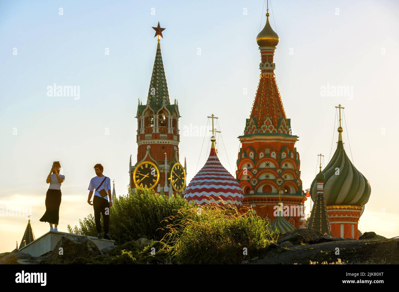 Moskau - 28. Jun 2022: Menschen wandern im gepflegten Zaryadye Park in der Nähe des Kremls und der Basilius-Kathedrale, Moskau, Russland. Dieser Ort ist Touristenattraktion Stockfoto