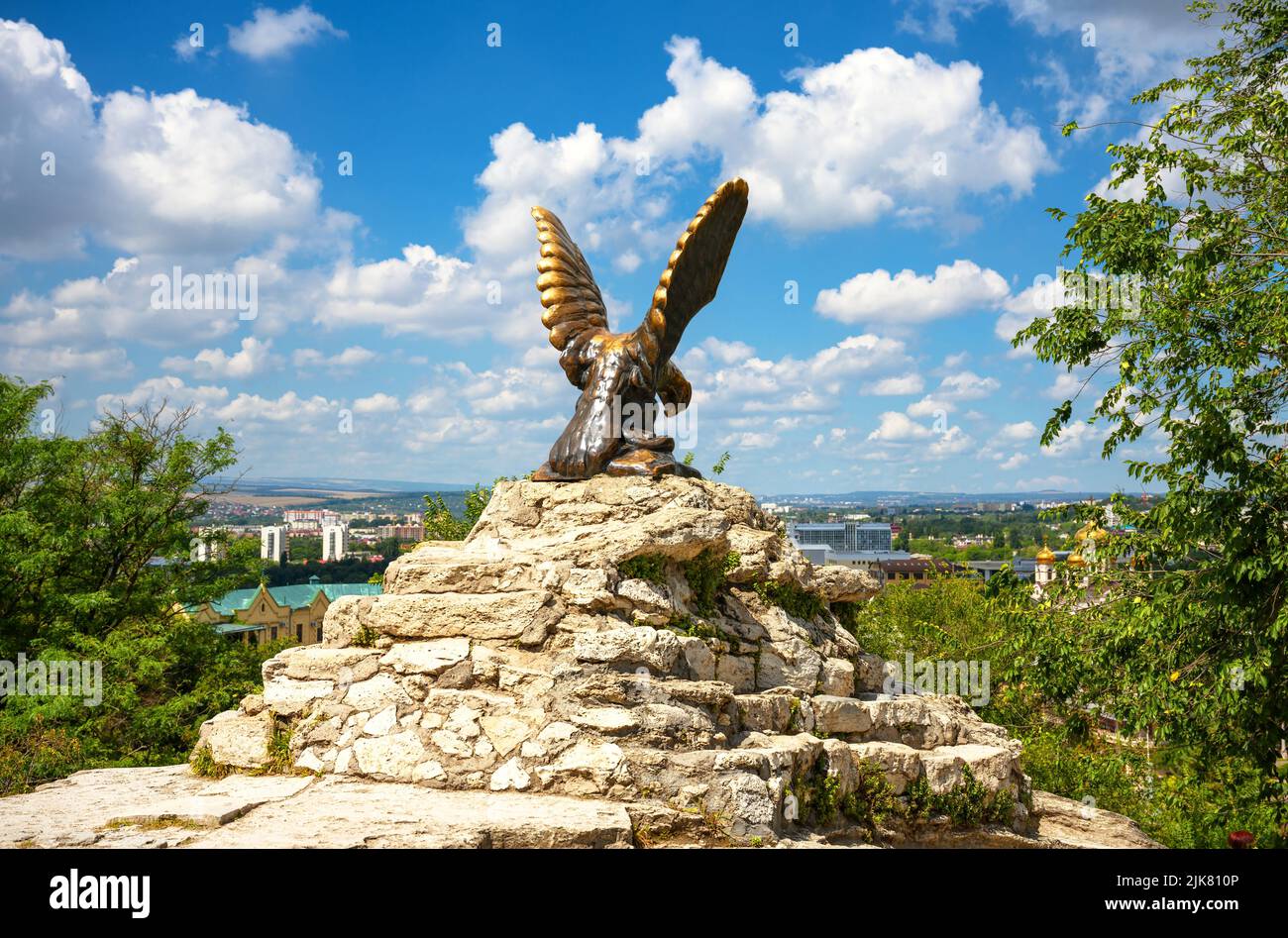Adler-Skulptur in Pyatigorsk, Region Stawropol, Russland. Landschaft der historischen Stadt Wahrzeichen, altes Symbol von Pyatigorsk im Jahr 1901 installiert. Bronzestatue Stockfoto
