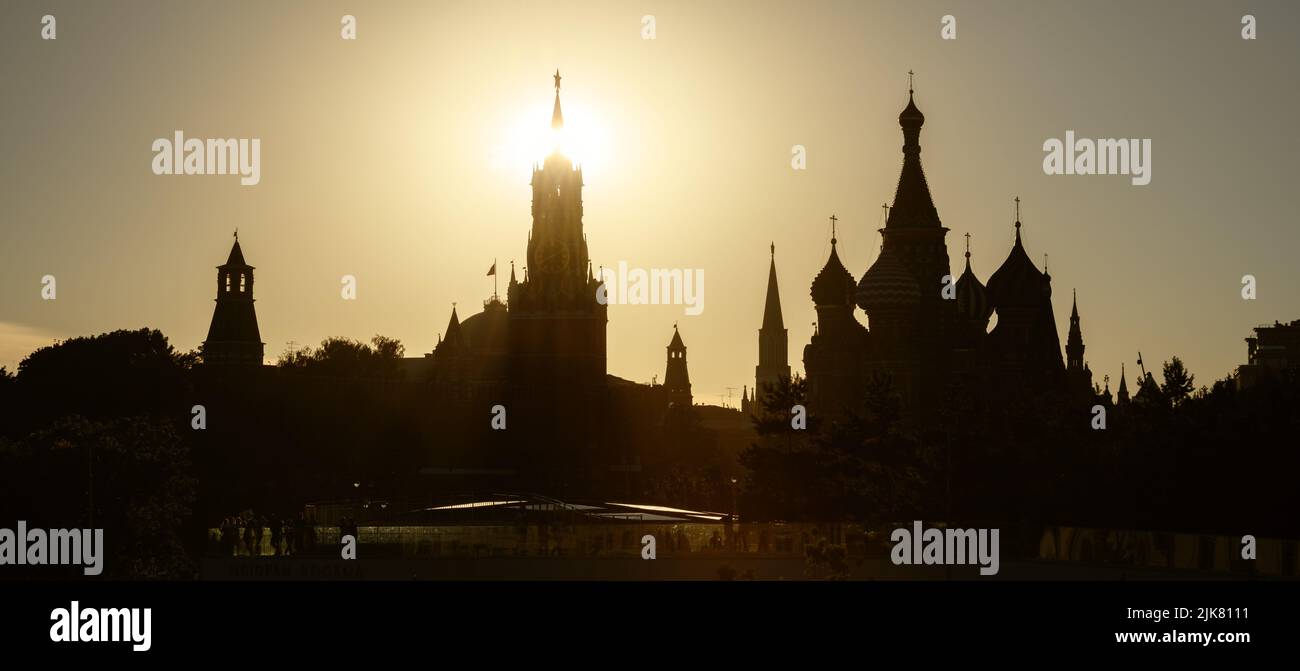Blick auf den Moskauer Kreml und die Basilius-Kathedrale, Russland. Panorama von Moskau Stadtzentrum und Sonne, Landschaft im Sommer. Silhouetten von Moskauer Wahrzeichen in Stockfoto