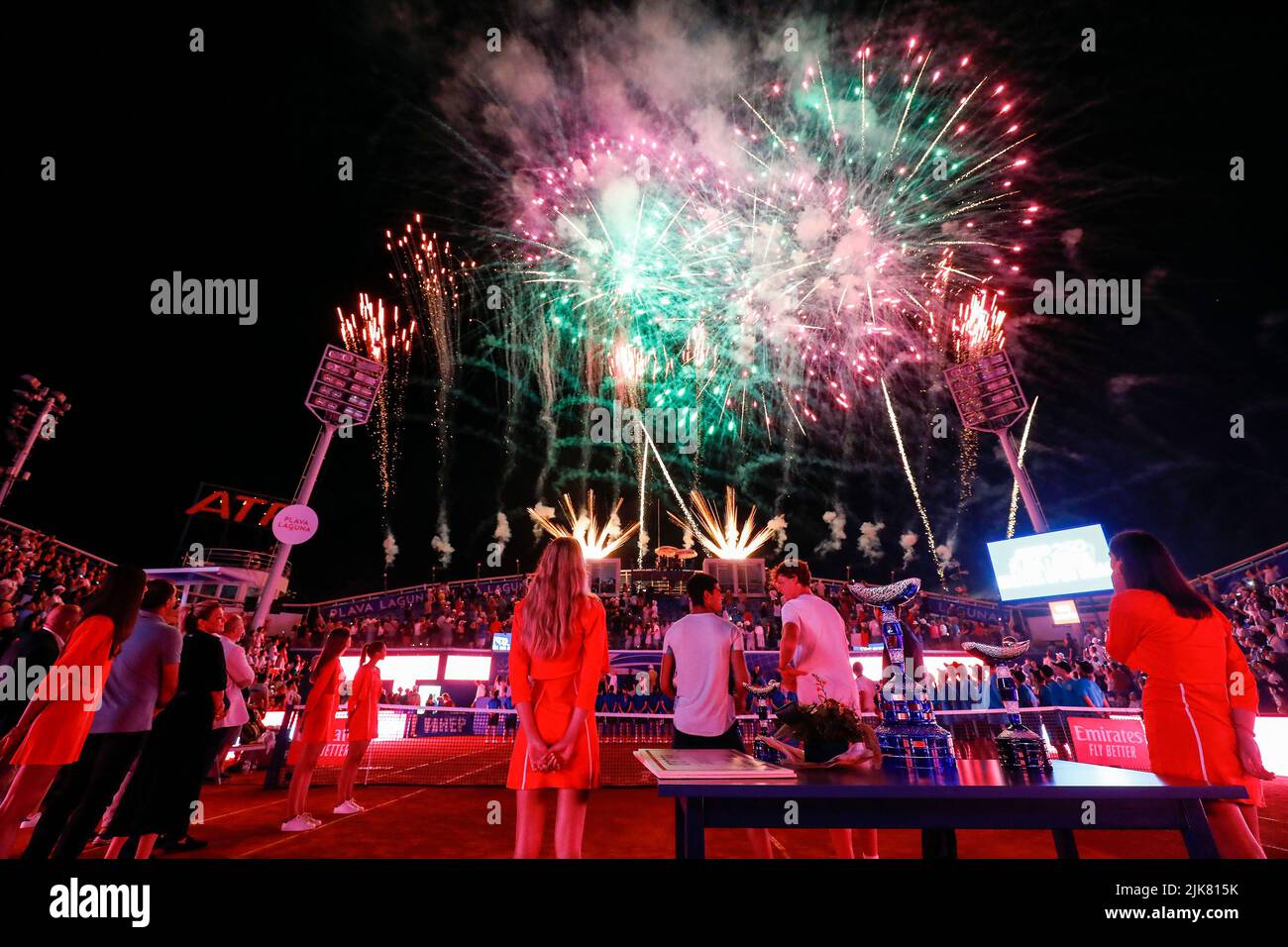 UMAG, KROATIEN - 31. JULI: Jannik Sinnerin aus Italien und Carlos Alcaraz aus Spanien sehen das Feuerwerk nach dem Finale der Men’s Single am 8. Tag der Croatia Open Umag 2022 im ATP-Stadion Goran Ivanisevic am 31. Juli 2022 in Umag, Kroatien. Foto: Jurica Galoic/PIXSELL Stockfoto