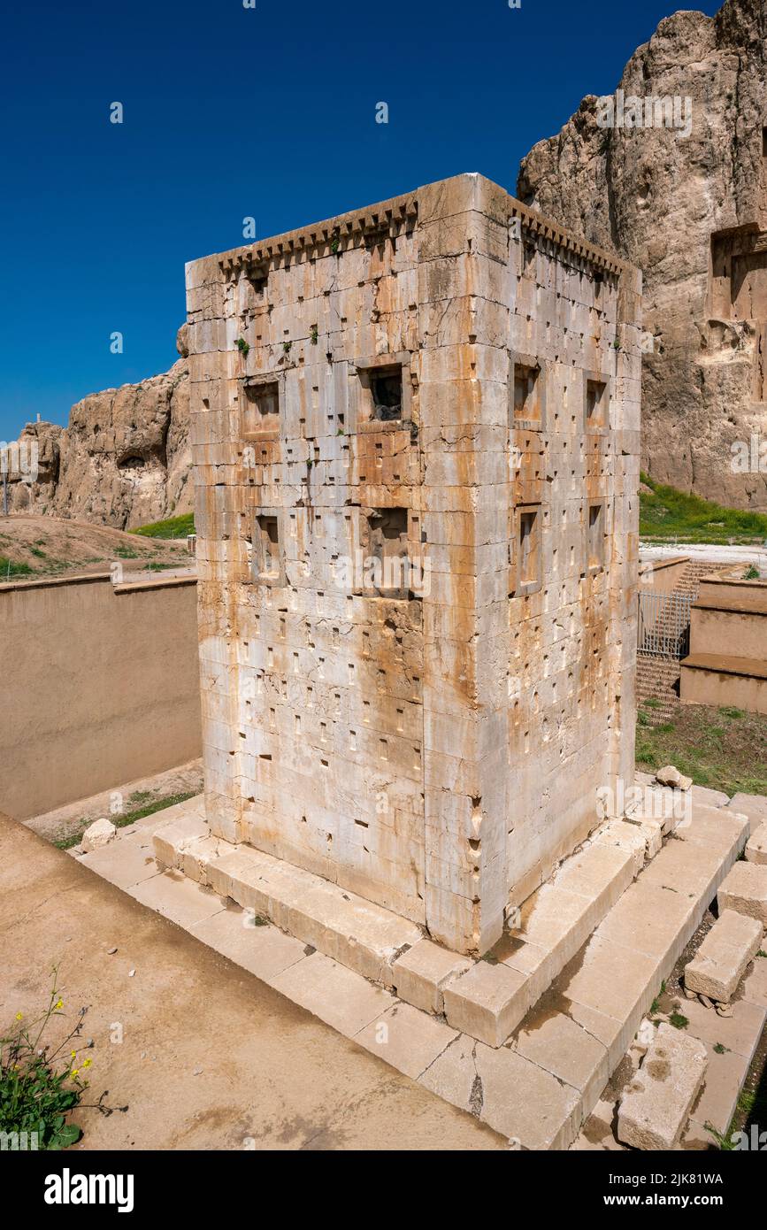 Sandsteinfelsen mit geschnitzten Gräbern persischer Könige in Necropolis, Iran. König Begräbnisstätte des alten Persien. Zoroastrischen Tempel. Schöner sonniger Tag in Stockfoto