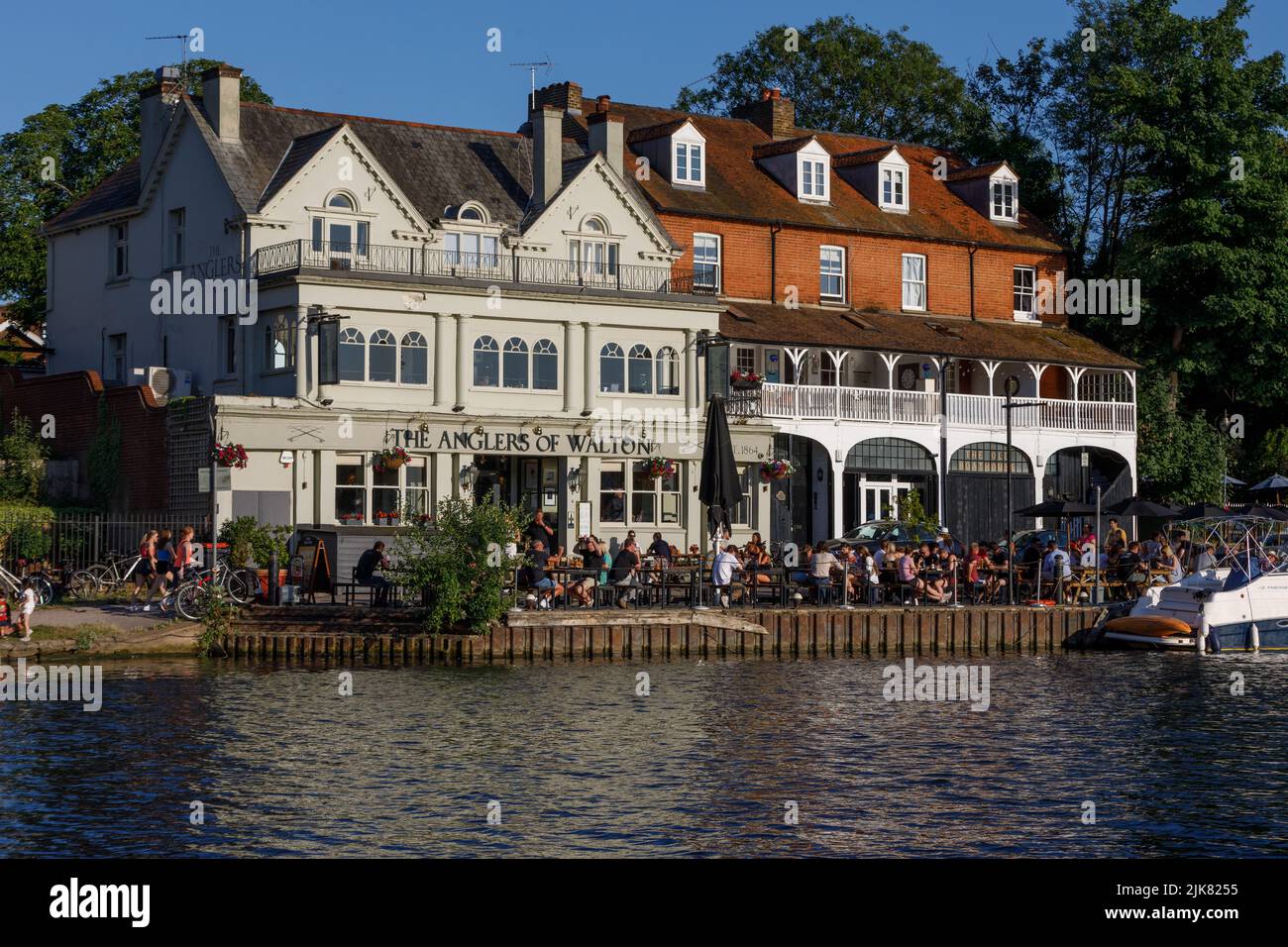 The Thames Riverside Pub die Angler von Walton sind an einem heißen, sonnigen Sommertag mit Kunden beschäftigt Stockfoto