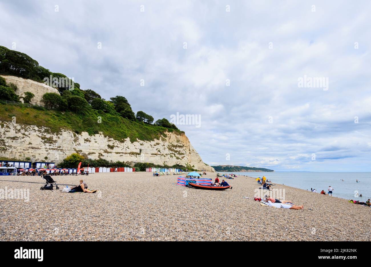 Steiniger Strand und Hütten am Fuße der Kreidefelsen bei Beer, einem kleinen Küstendorf an der Lyme Bay an der Jurassic Coast of East Dorset, Südwestengland Stockfoto