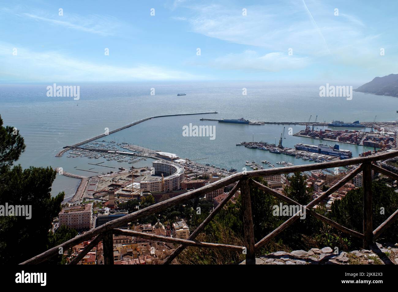 Panoramablick auf den Hafen von Salerno, Kampanien, Italien. Stockfoto