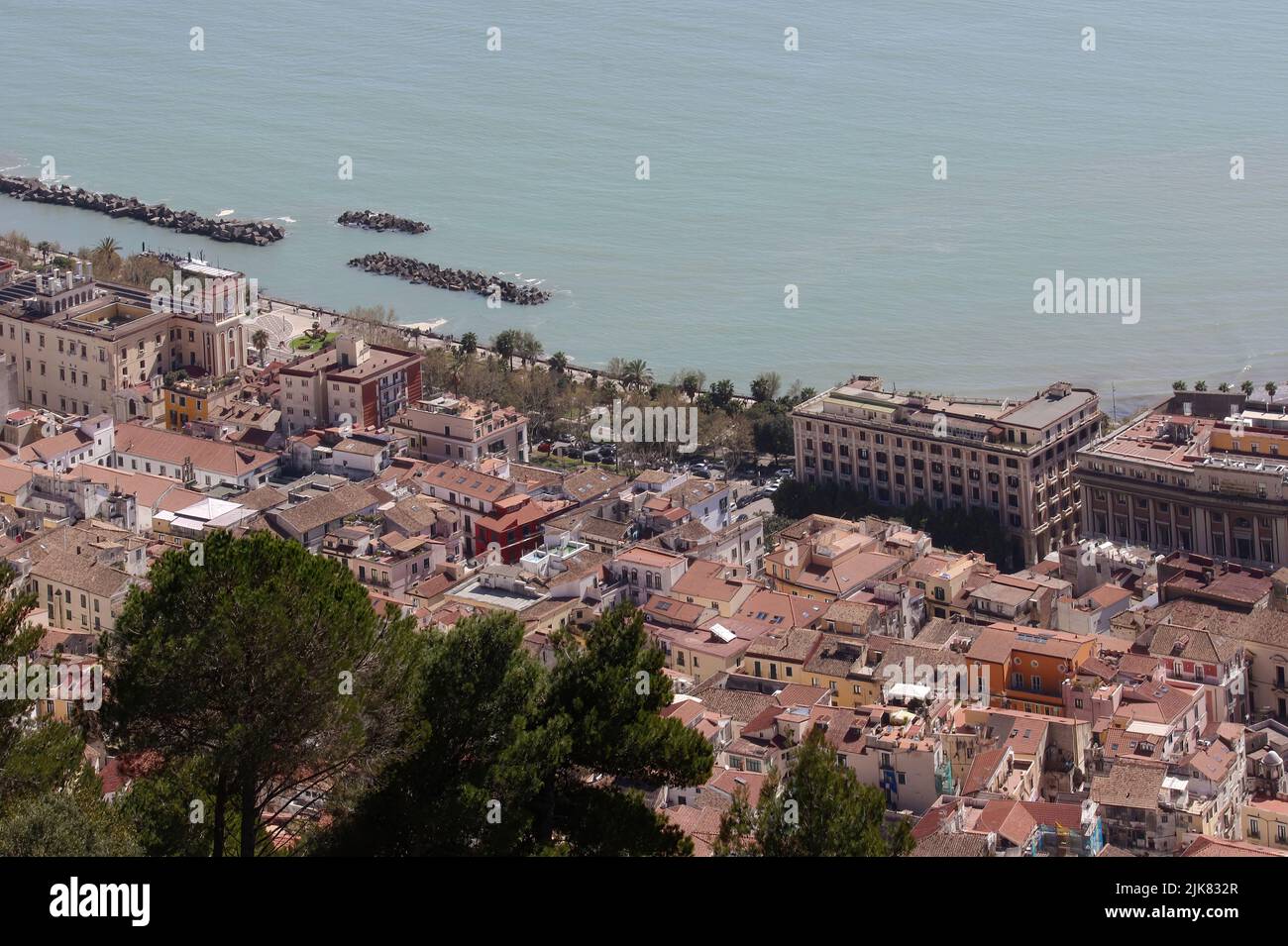 Panoramablick auf den Golf von Salerno und die schöne Stadt Salerno in Kampanien, Italien. Stockfoto