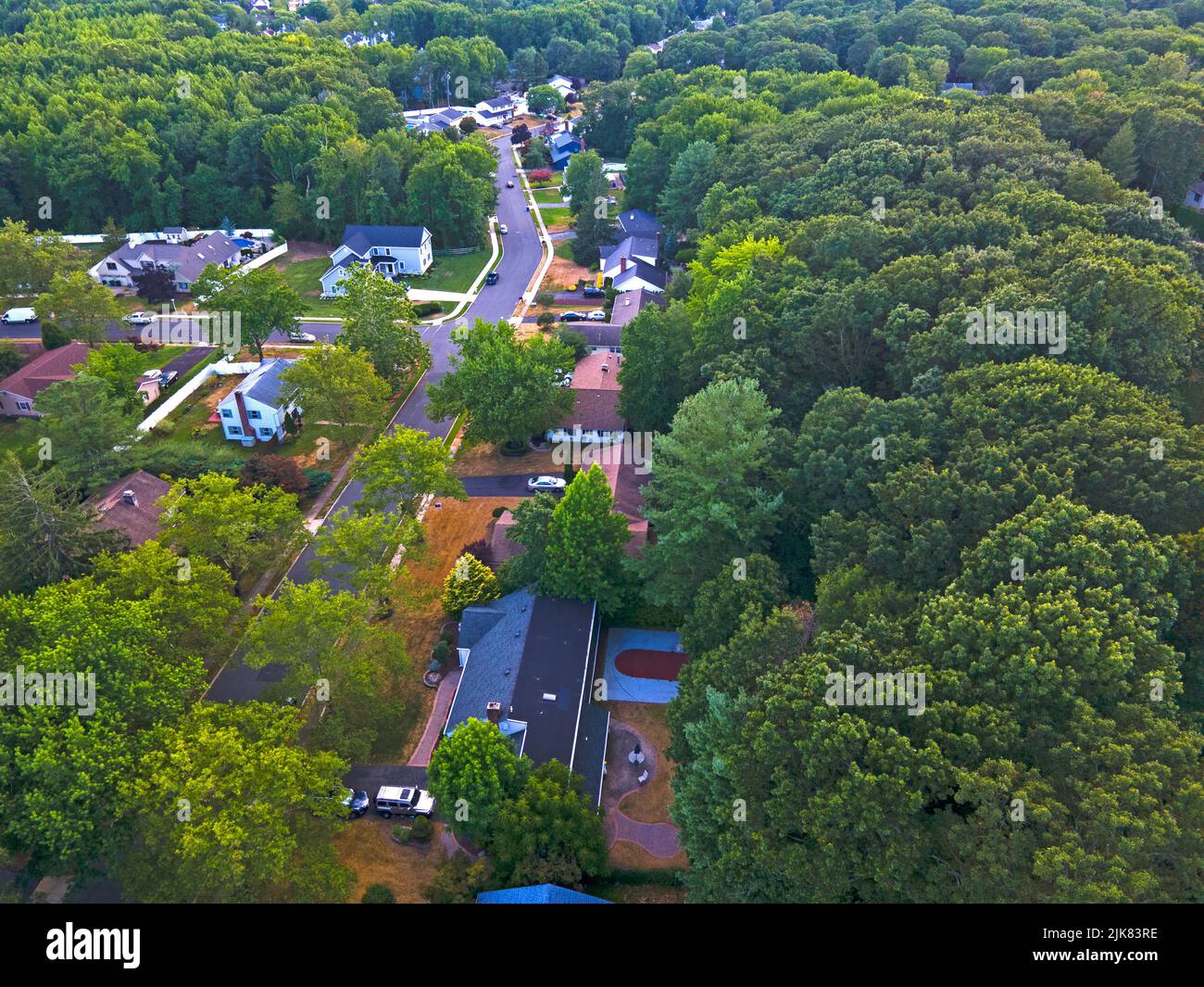 Panorama-Luftaufnahme eines Abschnitts der Old Bridge Township von oben auf den Baumkronen mit braunen Rasenflächen, den Auswirkungen einer Dürre von vor kurzem -08 Stockfoto