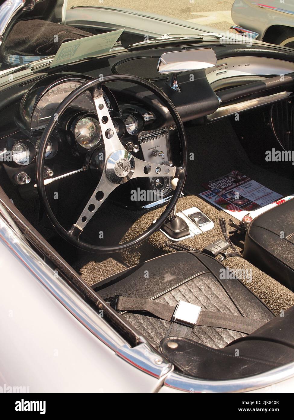 Oldtimer auf einer lokalen New Jersey Show. Unter ihnen ist ein perfekt restaurierter guter Humor Eiswagen. Stockfoto